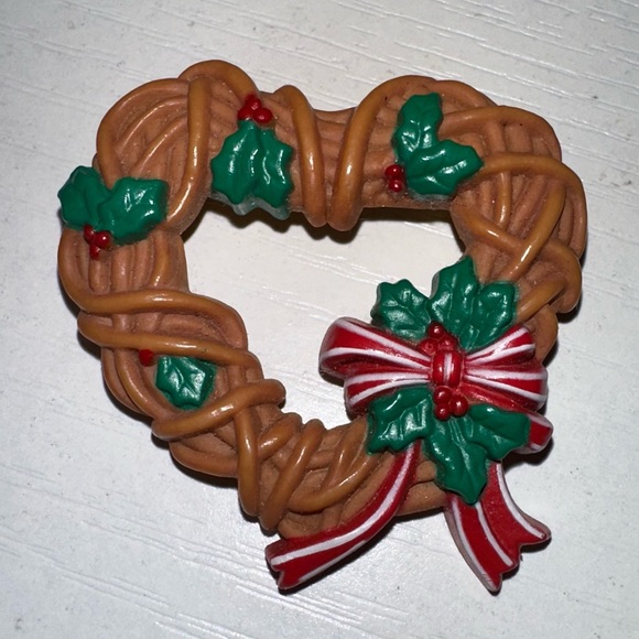 Vintage Heart Shaped Christmas Wreath Brooch - Picture 2 of 6